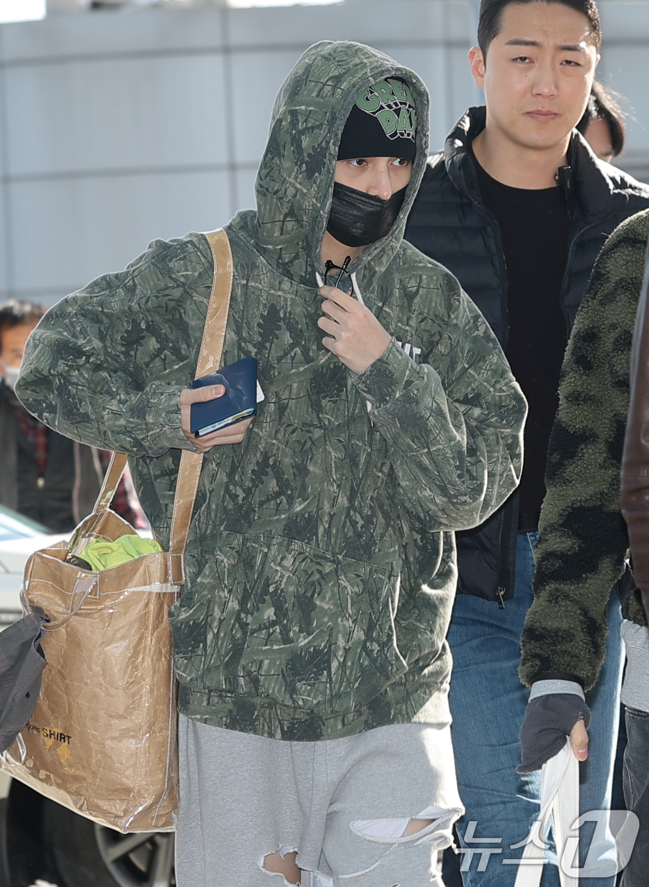 (인천공항=뉴스1) 권현진 기자 = 코르티스 건호가 해외 일정을 위해 5일 인천국제공항을 통해 대만으로 출국하고  있다. 2025.12.5/뉴스1