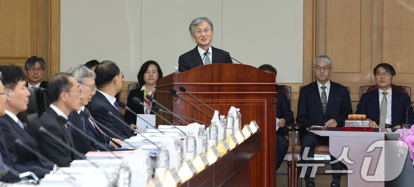 (서울=뉴스1) 장수영 기자 = 조희대 대법원장이 5일 오후 서울 서초구 대법원에서 열린 전국법원장회의에서 인사말을 하고 있다. (공동취재) 2025.12.5/뉴스1