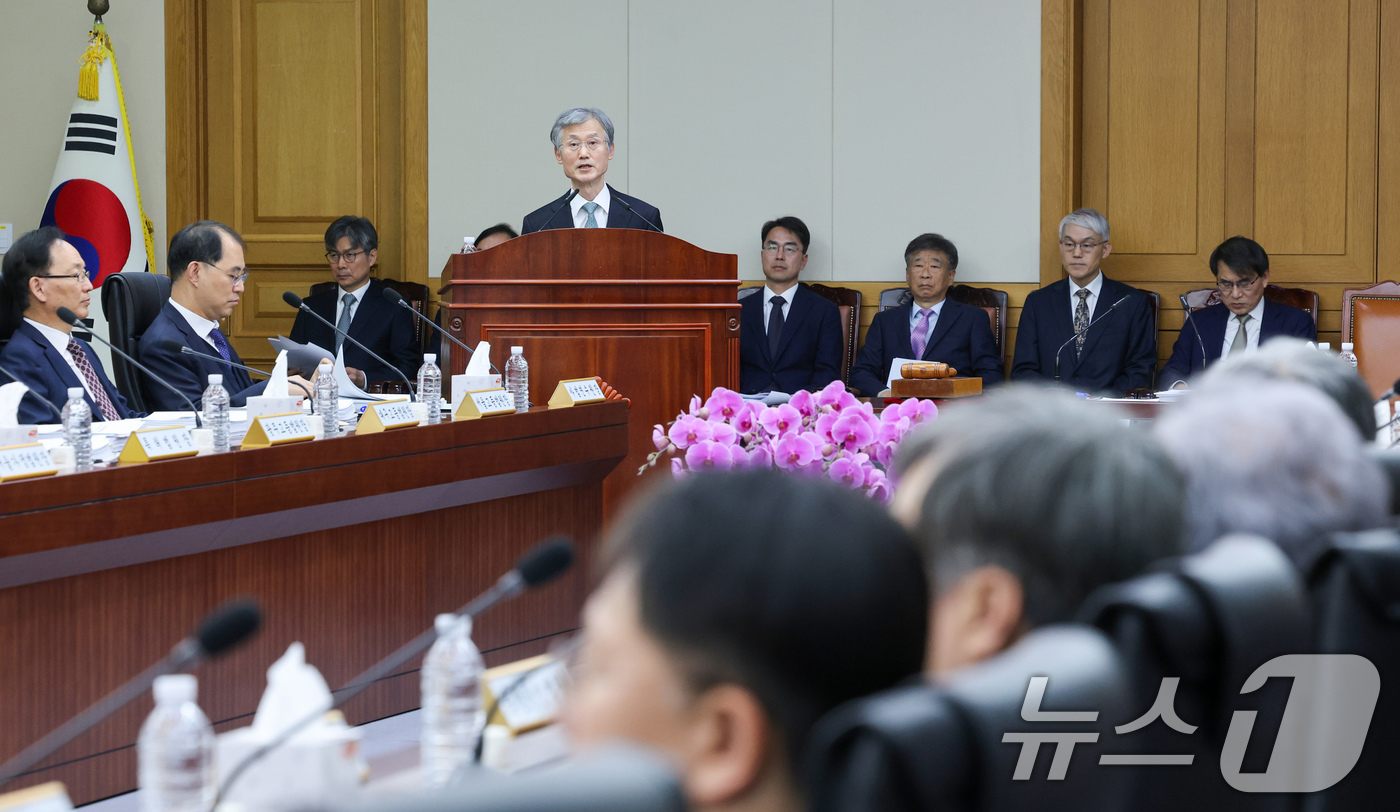 (서울=뉴스1) 장수영 기자 = 조희대 대법원장이 5일 오후 서울 서초구 대법원에서 열린 전국법원장회의에서 인사말을 하고 있다. (공동취재) 2025.12.5/뉴스1