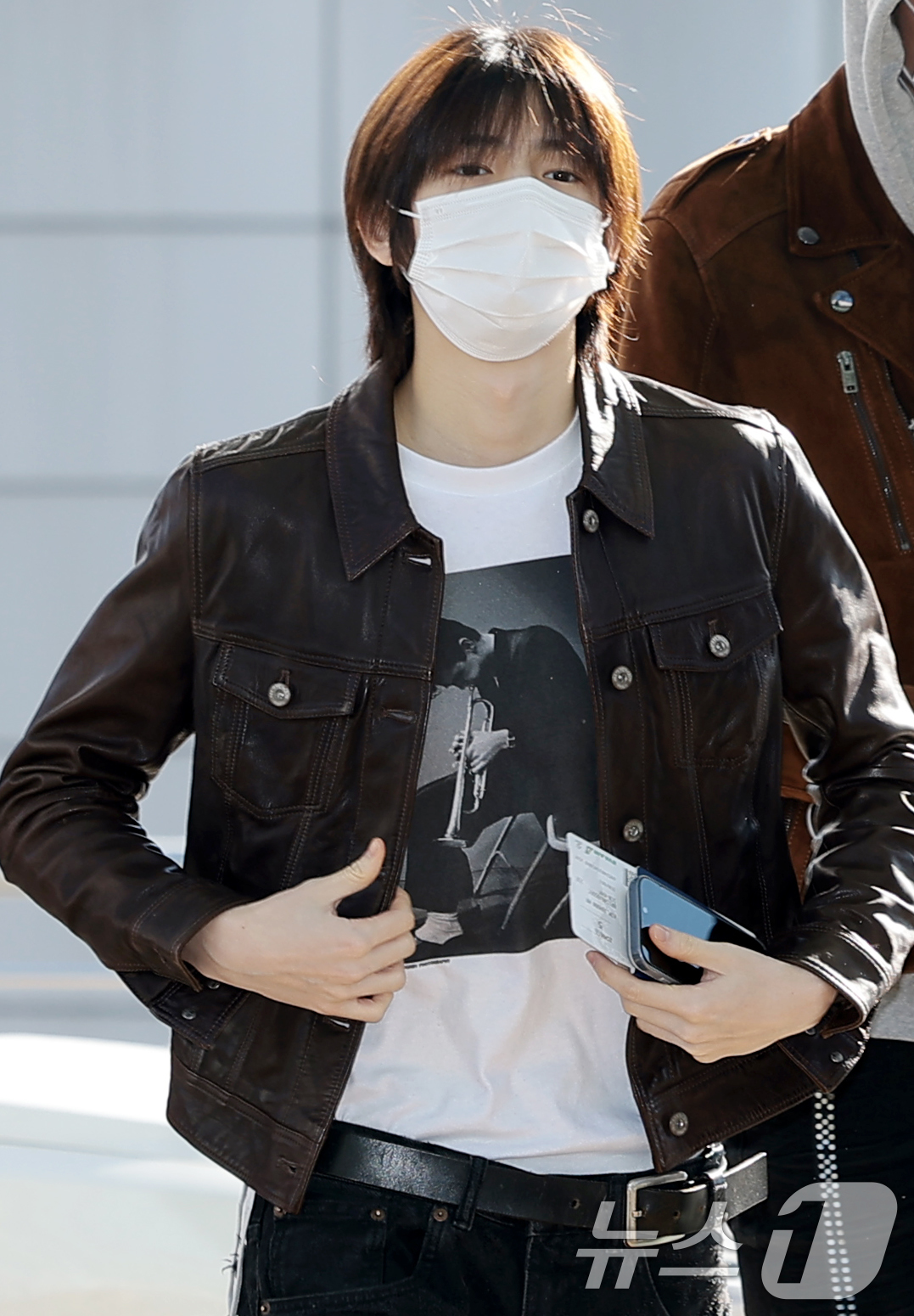 (인천공항=뉴스1) 권현진 기자 = 코르티스 주훈이 해외 일정을 위해 5일 인천국제공항을 통해 대만으로 출국하고  있다. 2025.12.5/뉴스1