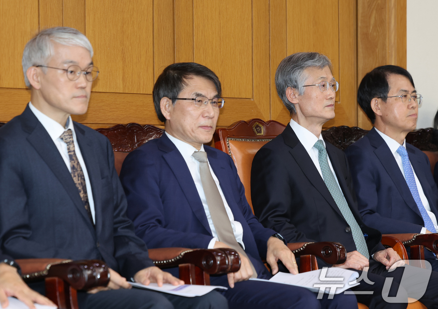 (서울=뉴스1) 장수영 기자 = 조희대 대법원장과 대법관들이 5일 오후 서울 서초구 대법원에서 열린 전국법원장회의에 참석해 자리에 앉아 있다. (공동취재) 2025.12.5/뉴스1 …