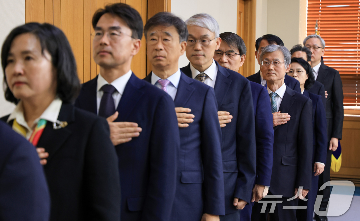 (서울=뉴스1) 장수영 기자 = 조희대 대법원장과 대법관들이 5일 오후 서울 서초구 대법원에서 열린 전국법원장회의에서 국민의례를 하고 있다. (공동취재) 2025.12.5/뉴스1