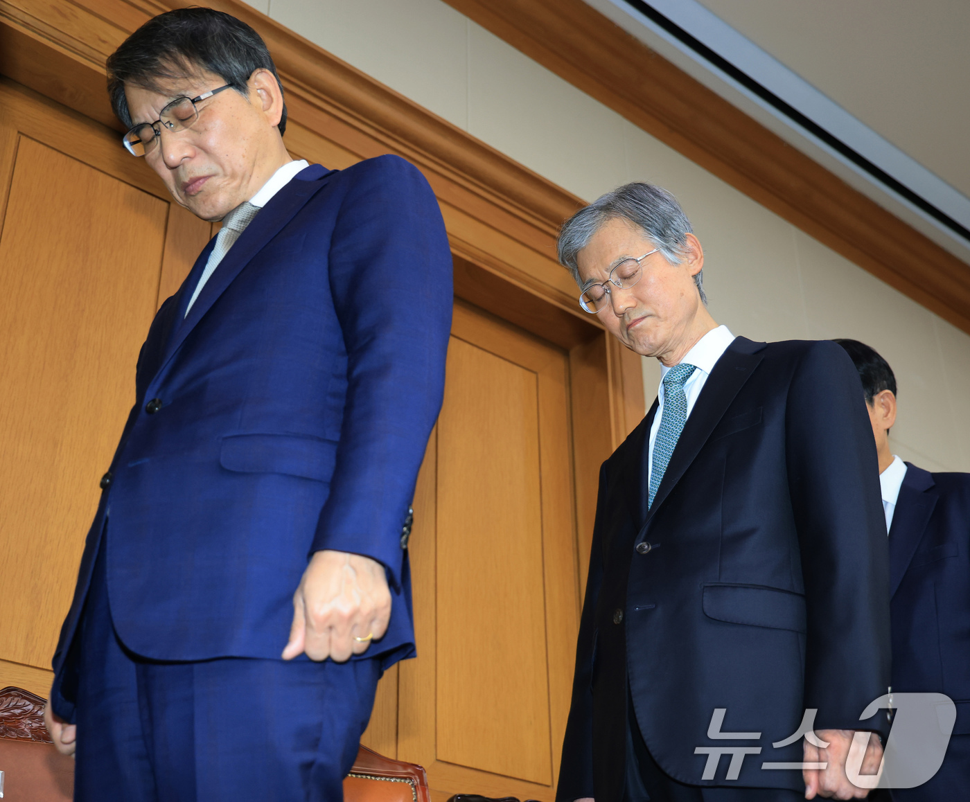 (서울=뉴스1) 장수영 기자 = 조희대 대법원장과 노태악 중앙선거관리위원회 위원장이 5일 오후 서울 서초구 대법원에서 열린 전국법원장회의에서 순국선열을 향해 묵념하고 있다. (공동 …