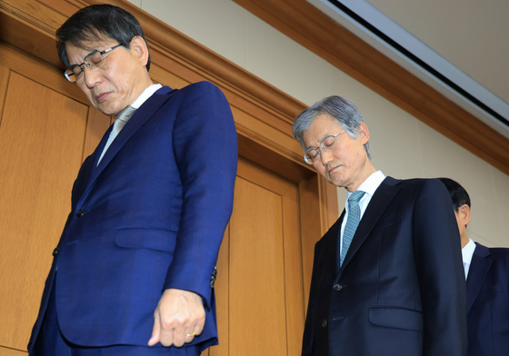 묵념하는 조희대 대법원장과 노태악 중앙선관위원장