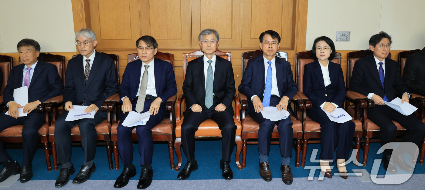 (서울=뉴스1) 장수영 기자 = 조희대 대법원장과 대법관들이 5일 오후 서울 서초구 대법원에서 열린 전국법원장회의에 참석해 자리에 앉아 있다. (공동취재) 2025.12.5/뉴스1 …