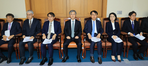 자리에 앉은 대법원장과 대법관들