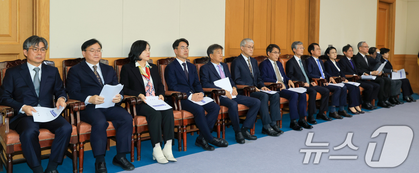 (서울=뉴스1) 장수영 기자 = 조희대 대법원장과 대법관들이 5일 오후 서울 서초구 대법원에서 열린 전국법원장회의에 참석해 자리에 앉아 있다. (공동취재) 2025.12.5/뉴스1 …