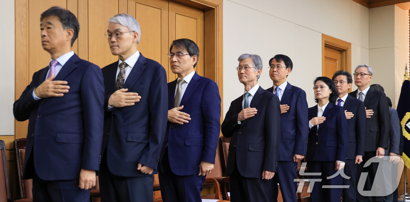 (서울=뉴스1) 장수영 기자 = 조희대 대법원장과 대법관들이 5일 오후 서울 서초구 대법원에서 열린 전국법원장회의에서 국민의례 하고 있다. (공동취재) 2025.12.5/뉴스1