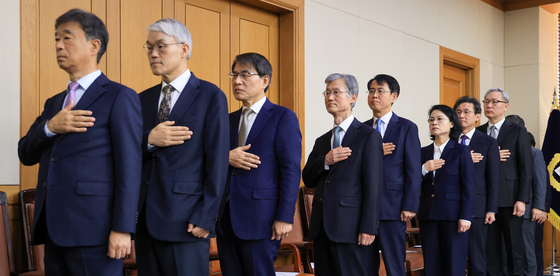 국민의례하는 대법원장과 대법관들