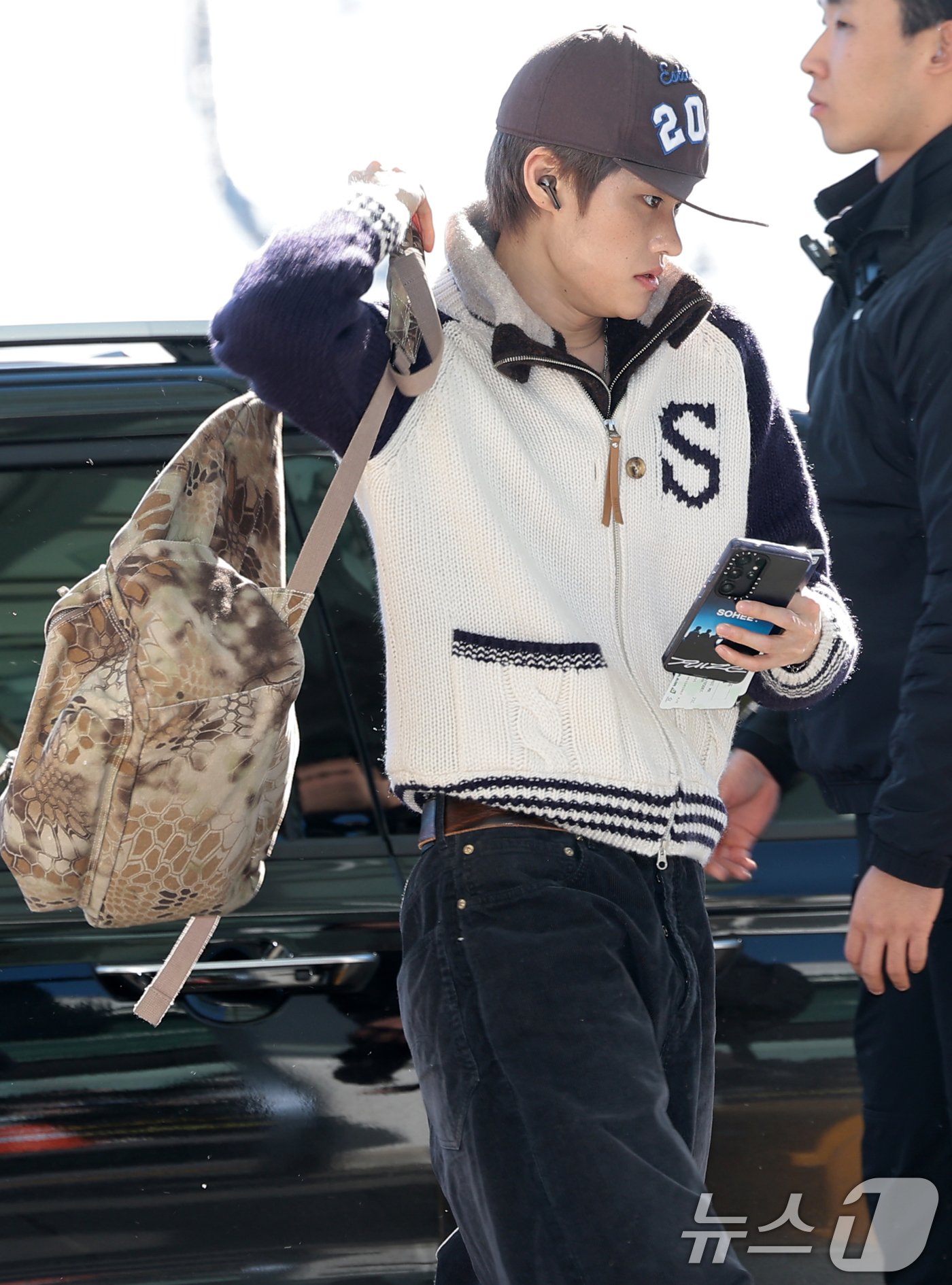 (인천공항=뉴스1) 권현진 기자 = 라이즈 소희가 해외 일정을 위해 5일 인천국제공항을 통해 대만으로 출국하고  있다. 2025.12.5/뉴스1