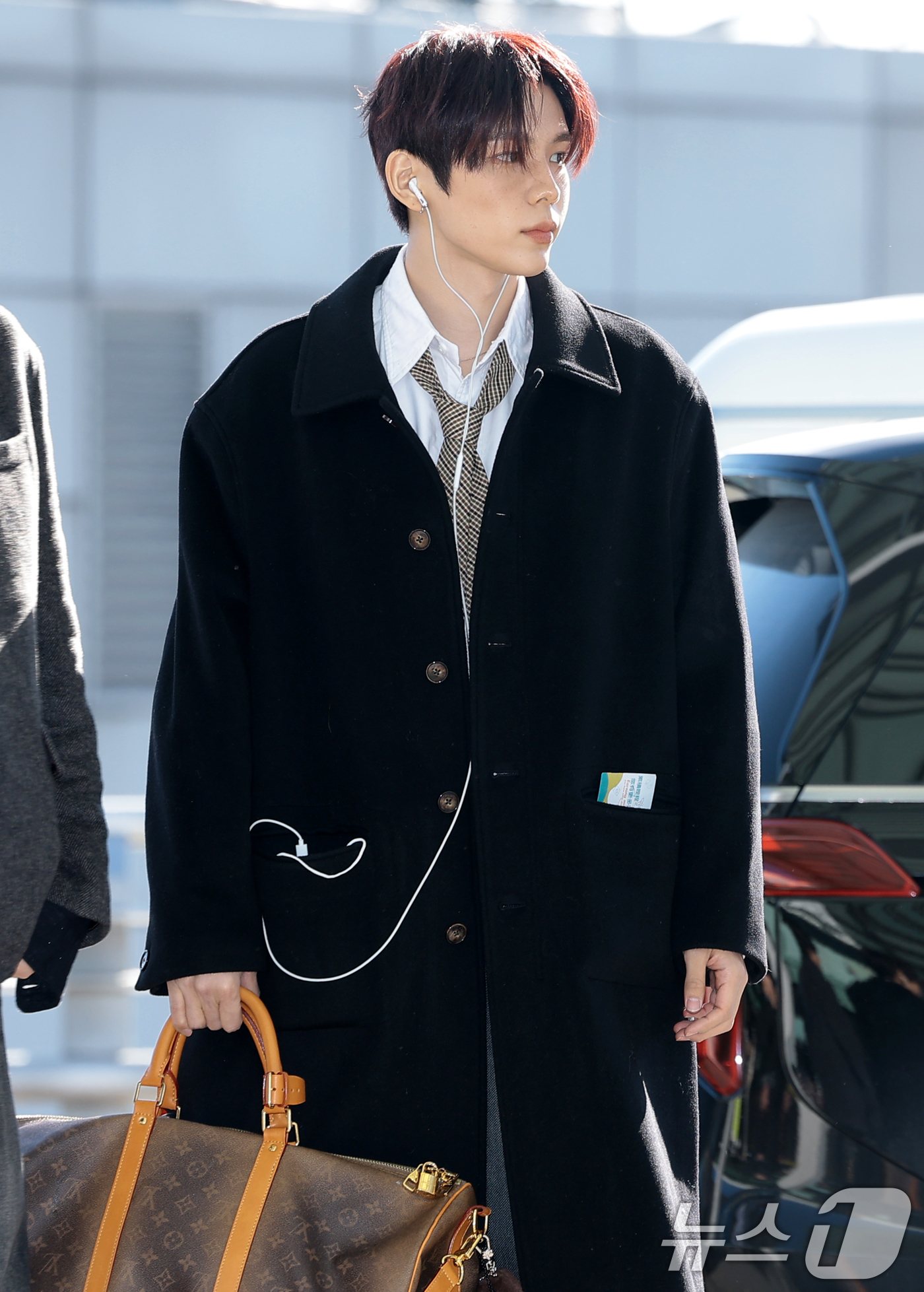 (인천공항=뉴스1) 권현진 기자 = 라이즈 쇼타로가 해외 일정을 위해 5일 인천국제공항을 통해 대만으로 출국하고  있다. 2025.12.5/뉴스1