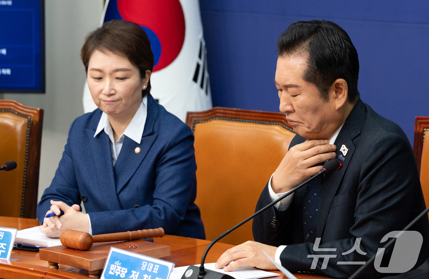 (서울=뉴스1) 이승배 기자 = 정청래 더불어민주당 대표가 5일 서울 여의도 국회에서 열린 최고위원회의에서 목을 가다듬고 있다. 2025.12.5/뉴스1