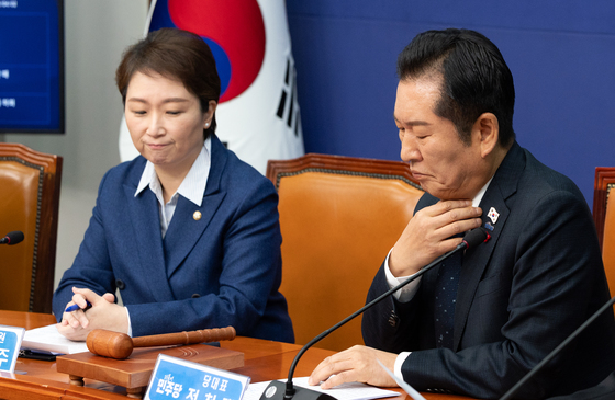 목 가다듬는 정청래 대표