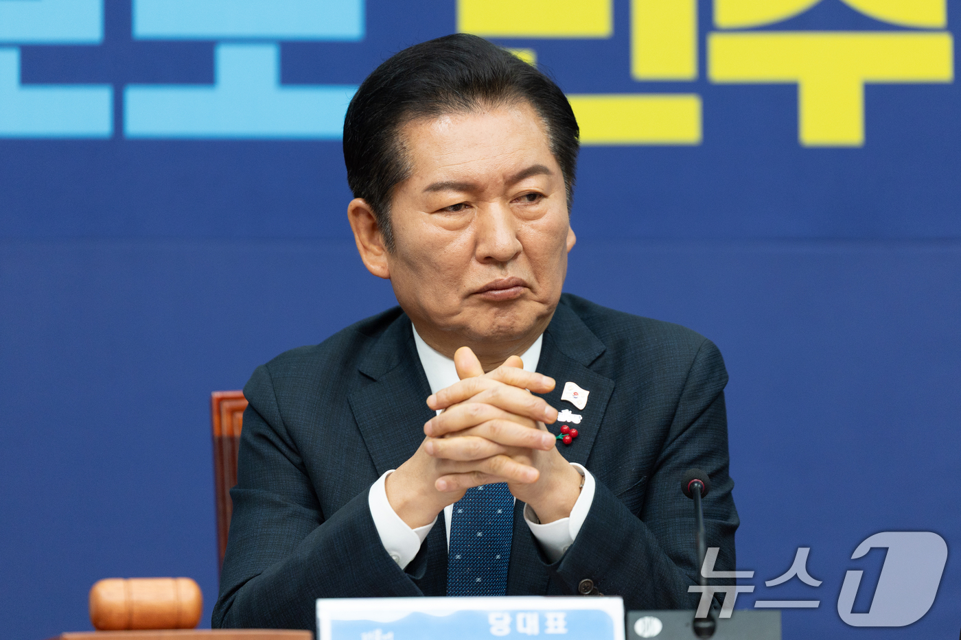 (서울=뉴스1) 이승배 기자 = 정청래 더불어민주당 대표가 5일 서울 여의도 국회에서 열린 최고위원회의에서 생각에 잠겨있다. 2025.12.5/뉴스1