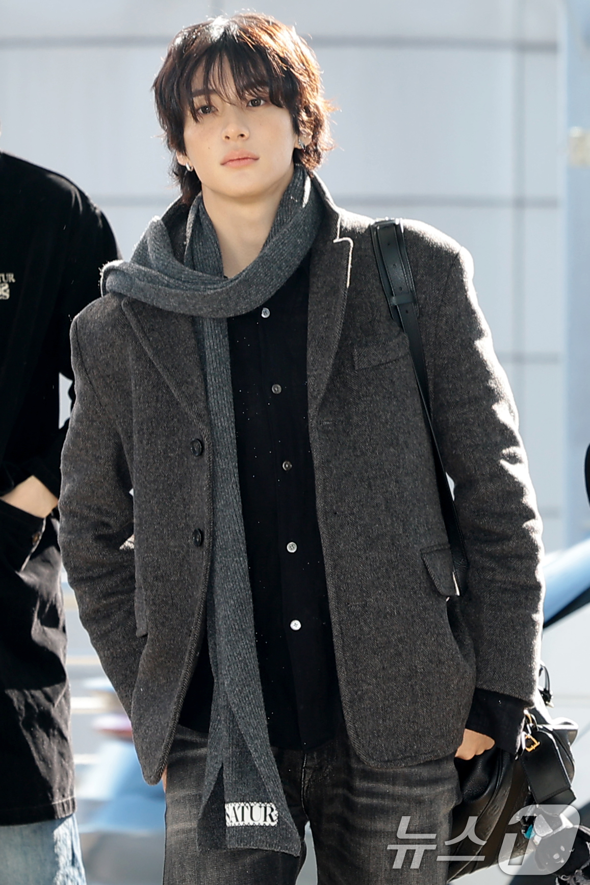 (인천공항=뉴스1) 권현진 기자 = 라이즈 앤톤이 해외 일정을 위해 5일 인천국제공항을 통해 대만으로 출국하고  있다. 2025.12.5/뉴스1