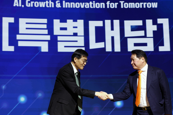 특별대담 마친 최태원 회장과 이창용 총재