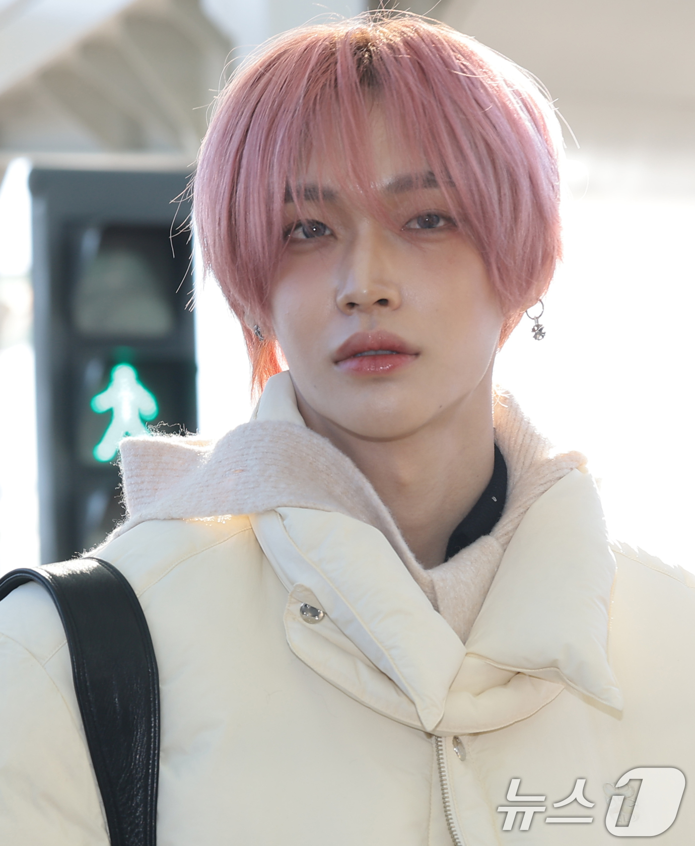 (인천공항=뉴스1) 권현진 기자 = 라이즈 원빈이 해외 일정을 위해 5일 인천국제공항을 통해 대만으로 출국하고  있다. 2025.12.5/뉴스1