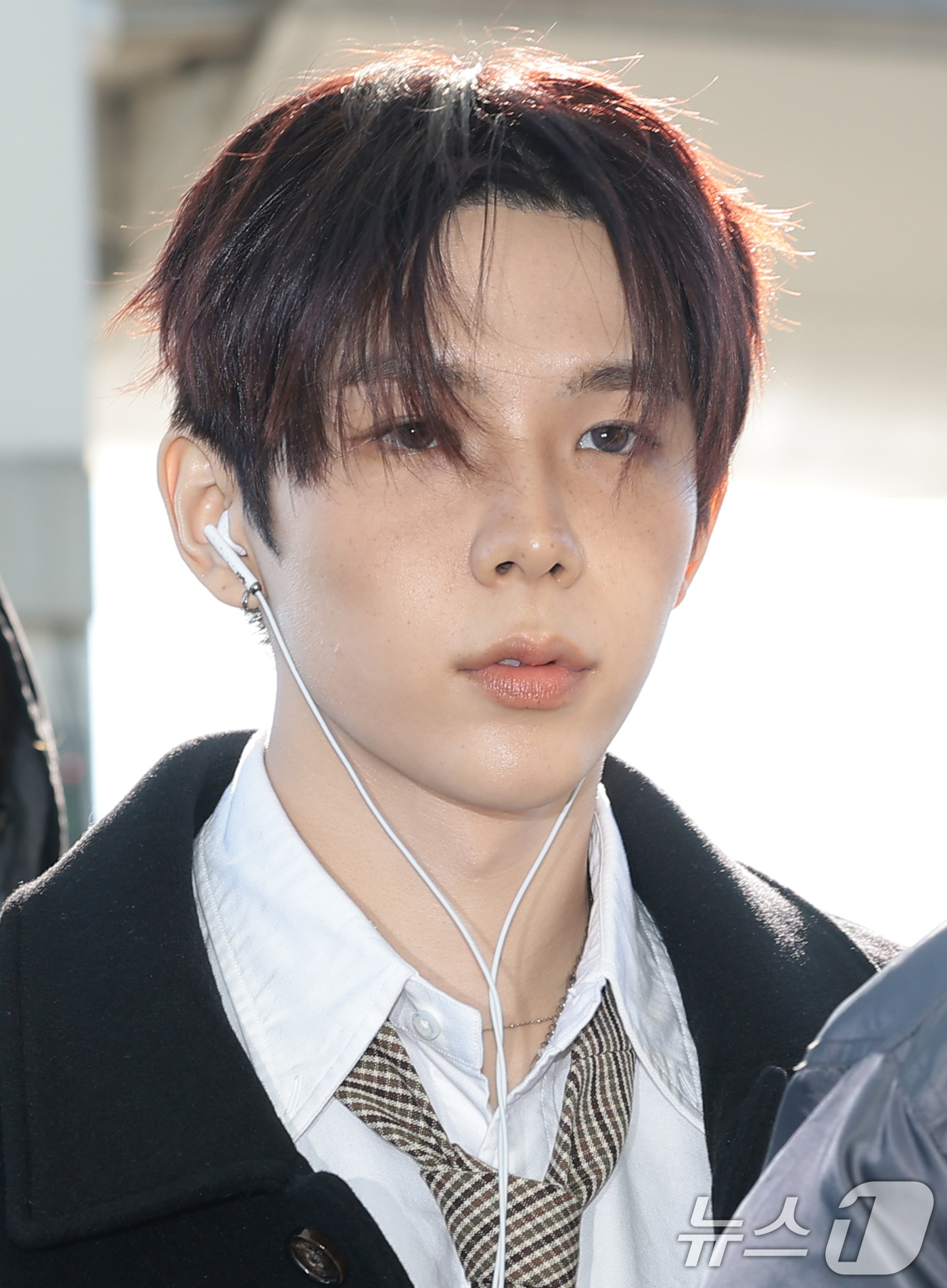 (인천공항=뉴스1) 권현진 기자 = 라이즈 쇼타로가 해외 일정을 위해 5일 인천국제공항을 통해 대만으로 출국하고  있다. 2025.12.5/뉴스1