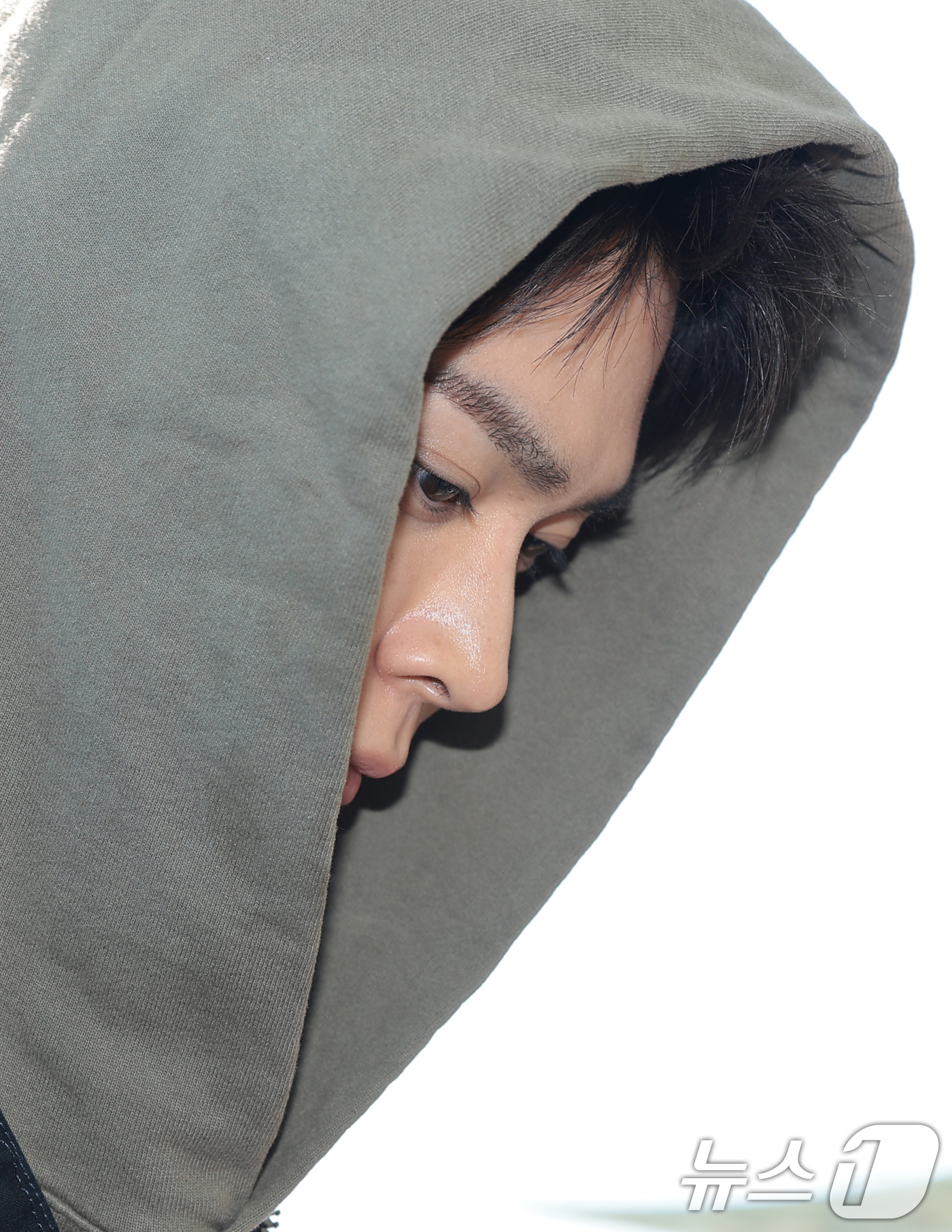 (인천공항=뉴스1) 권현진 기자 = 라이즈 은석이 해외 일정을 위해 5일 인천국제공항을 통해 대만으로 출국하고  있다. 2025.12.5/뉴스1