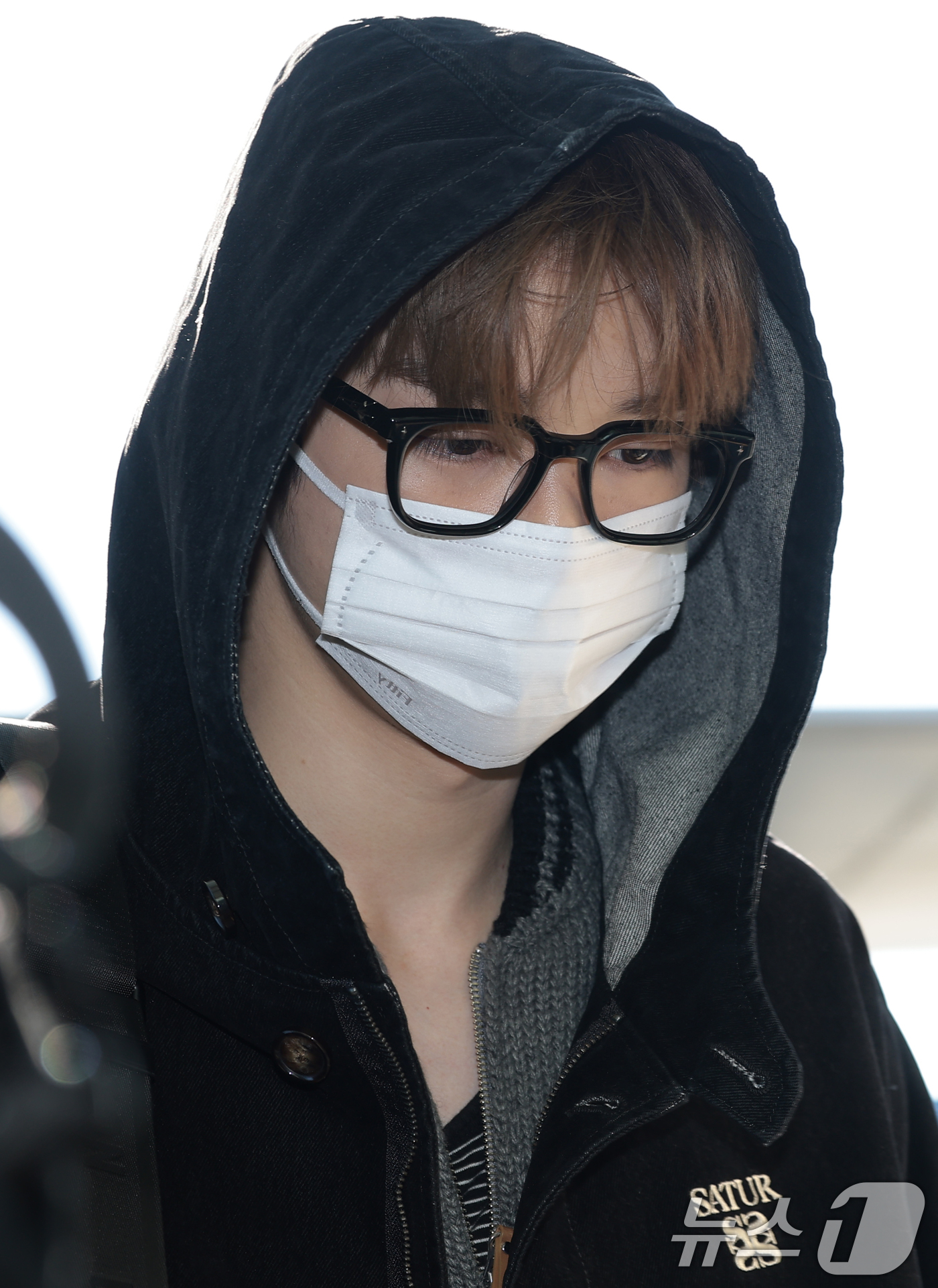 (인천공항=뉴스1) 권현진 기자 = 라이즈 성찬이 해외 일정을 위해 5일 인천국제공항을 통해 대만으로 출국하고  있다. 2025.12.5/뉴스1