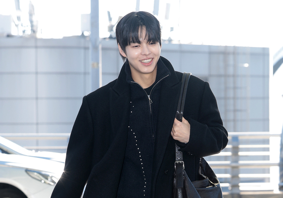 출국하는 배우 박윤호