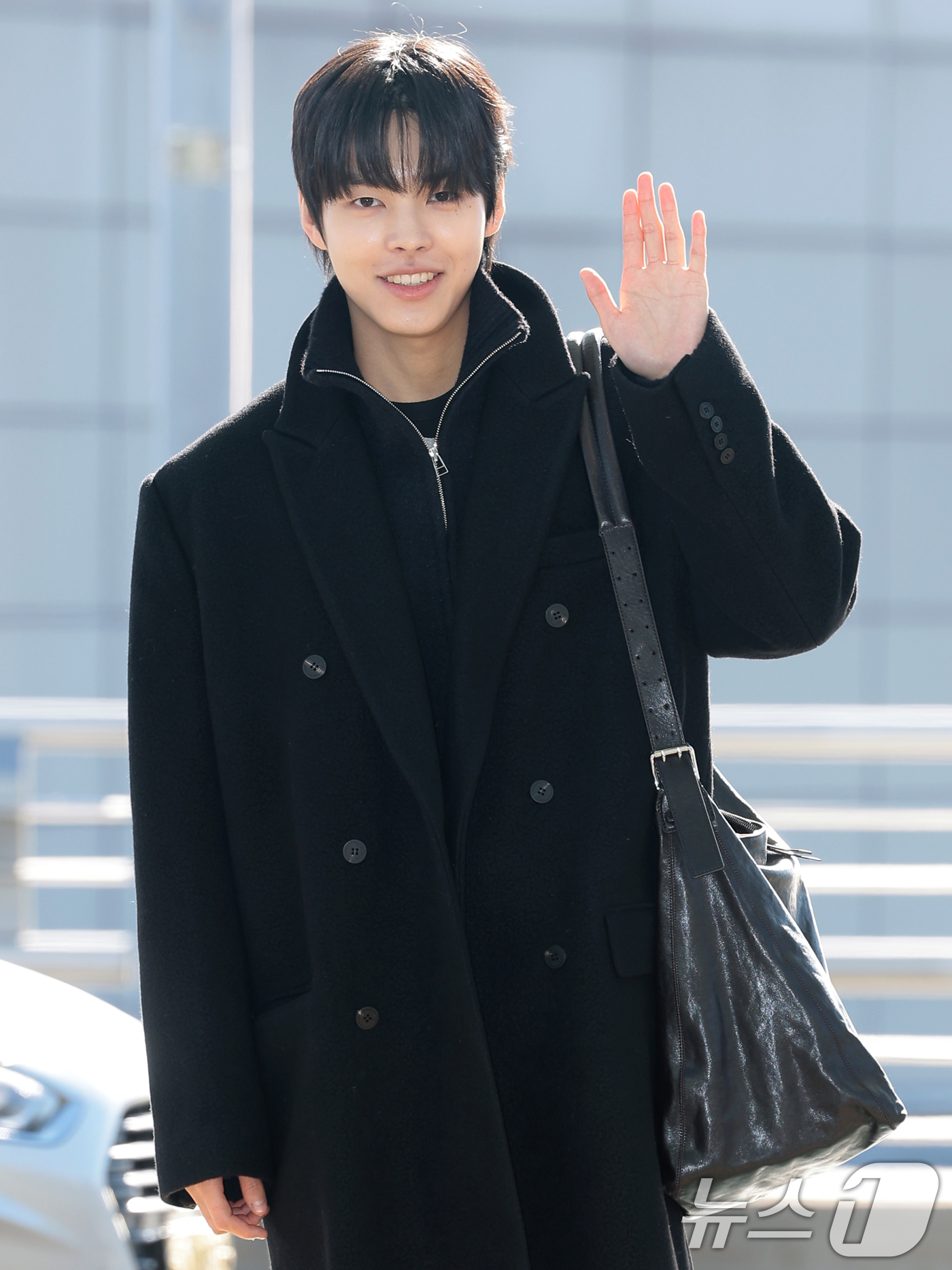 (인천공항=뉴스1) 권현진 기자 = 배우 박윤호가 해외 일정을 위해 5일 인천국제공항을 통해 대만으로 출국하기 전 인사를 하고 있다. 2025.12.5/뉴스1