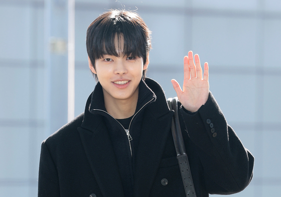 박윤호, 빛나는 손 인사