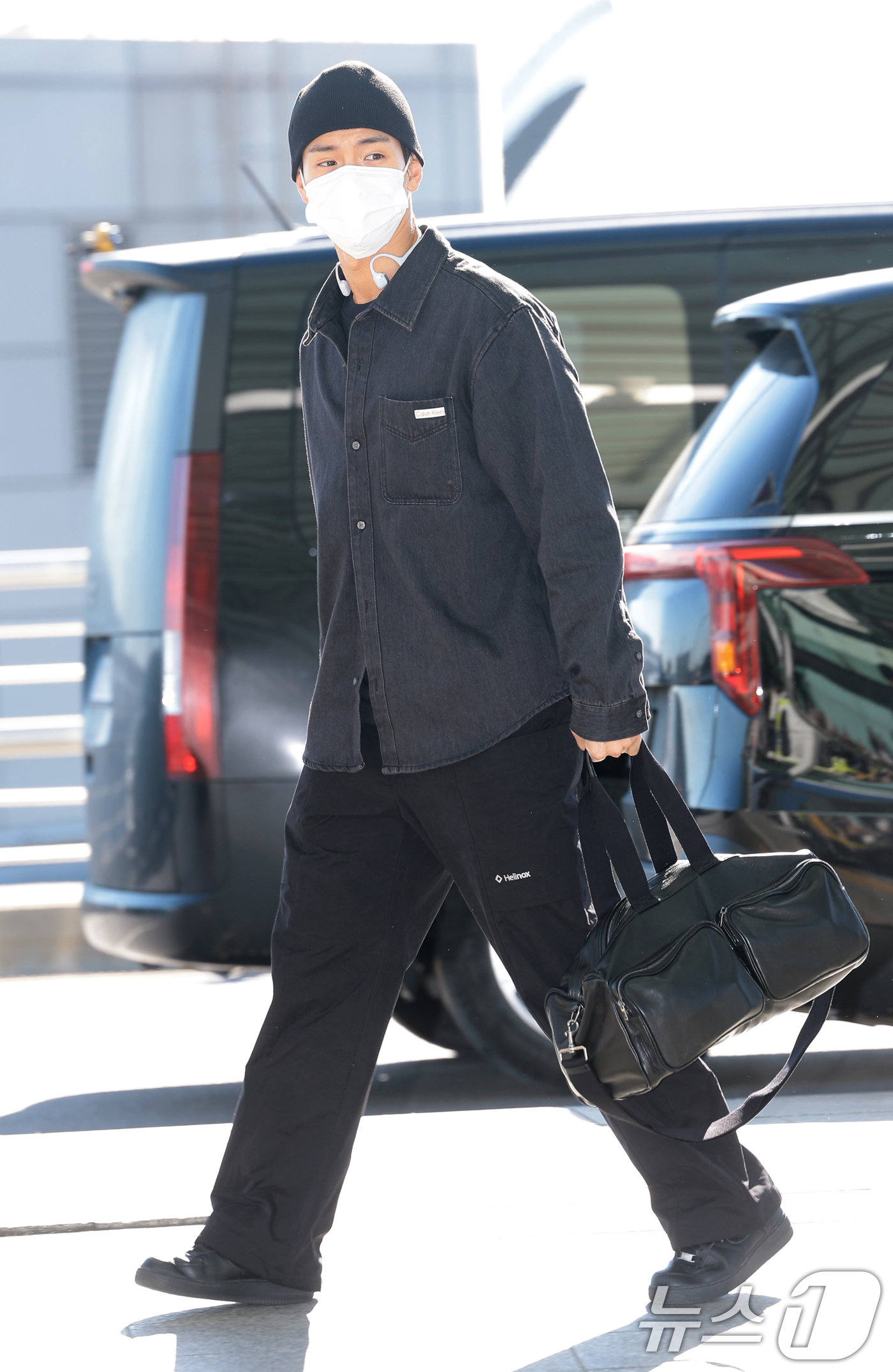 (인천공항=뉴스1) 권현진 기자 = 몬스타엑스 셔누가 해외 일정을 위해 5일 인천국제공항을 통해 대만으로 출국하고  있다. 2025.12.5/뉴스1