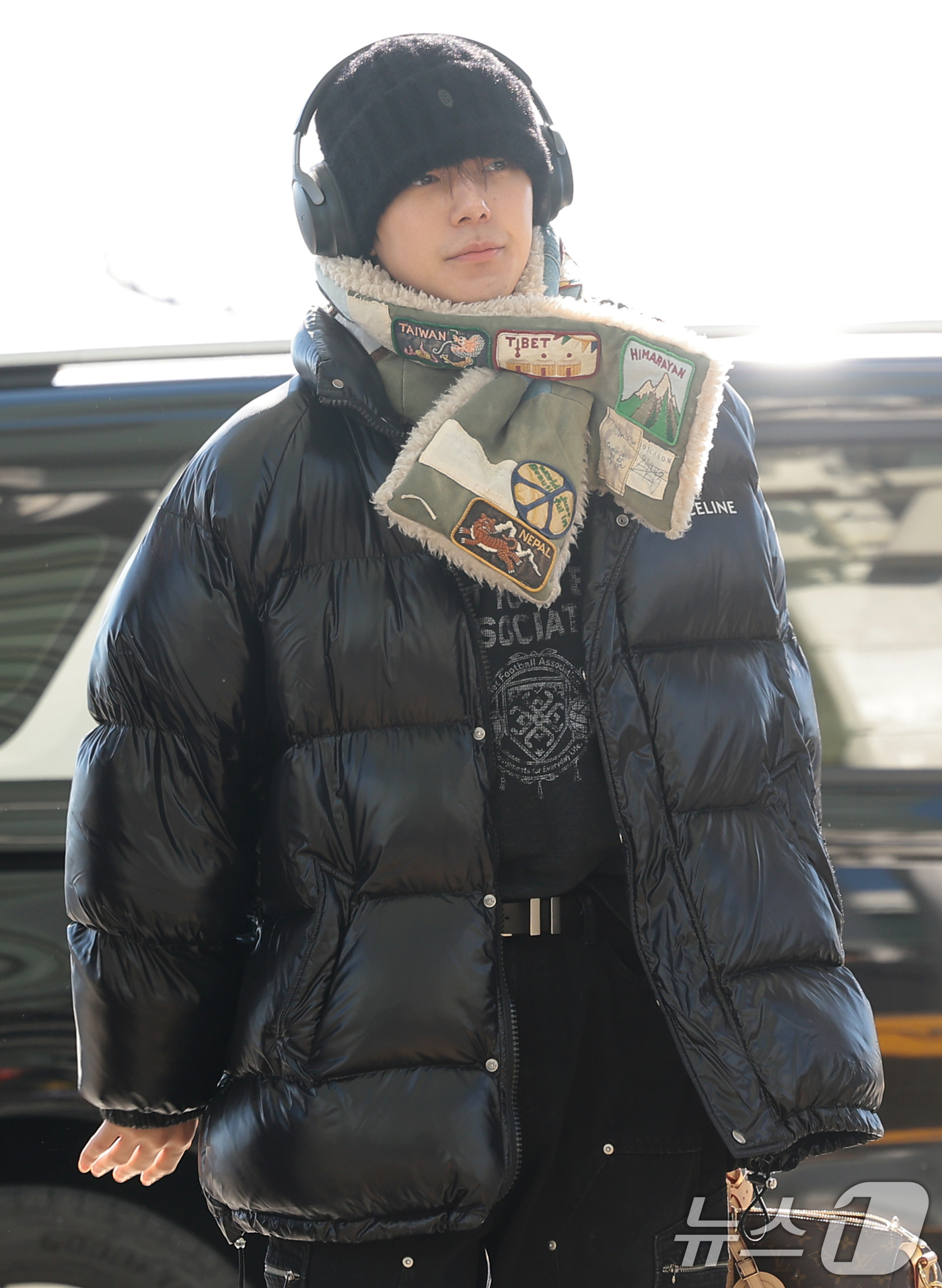 (인천공항=뉴스1) 권현진 기자 = 몬스타엑스 민혁이 해외 일정을 위해 5일 인천국제공항을 통해 대만으로 출국하고  있다. 2025.12.5/뉴스1