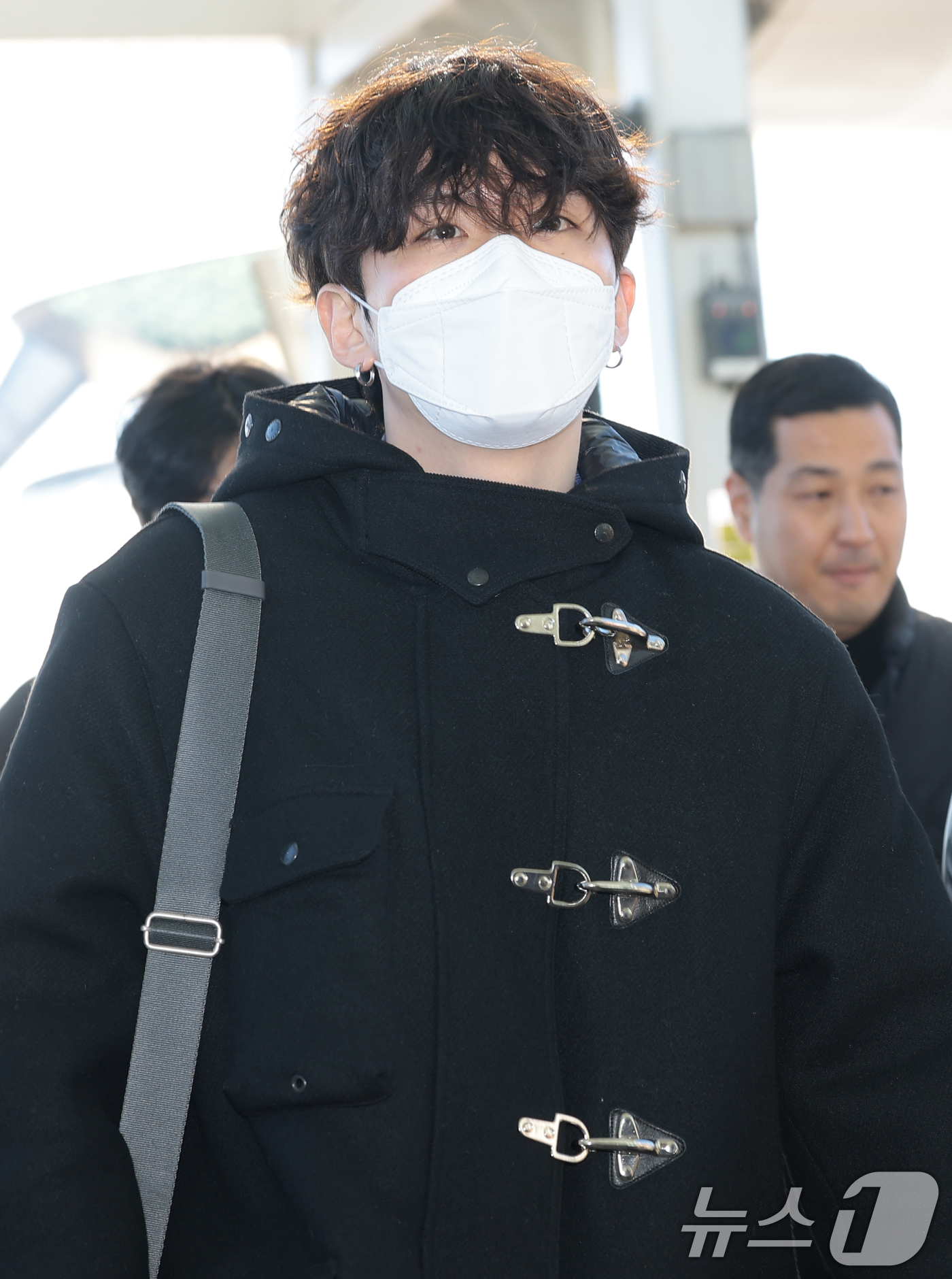 (인천공항=뉴스1) 권현진 기자 = 몬스타엑스 기현이 해외 일정을 위해 5일 인천국제공항을 통해 대만으로 출국하고  있다. 2025.12.5/뉴스1