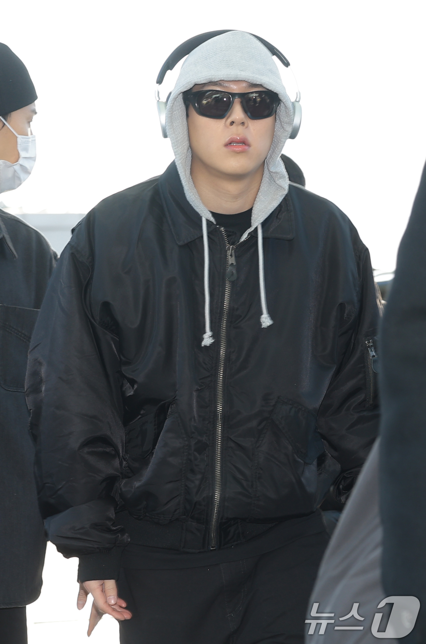 (인천공항=뉴스1) 권현진 기자 = 몬스타엑스 주헌이 해외 일정을 위해 5일 인천국제공항을 통해 대만으로 출국하고  있다. 2025.12.5/뉴스1