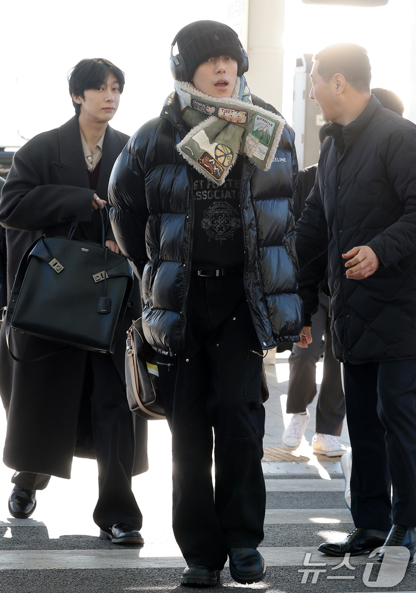 (인천공항=뉴스1) 권현진 기자 = 몬스타엑스 민혁이 해외 일정을 위해 5일 인천국제공항을 통해 대만으로 출국하고  있다. 2025.12.5/뉴스1