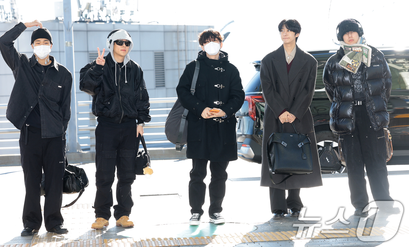 (인천공항=뉴스1) 권현진 기자 = 몬스타엑스 셔누(왼쪽부터)와 주헌, 기현, 형원, 민혁이 해외 일정을 위해 5일 인천국제공항을 통해 대만으로 출국하고  있다. 2025.12.5 …