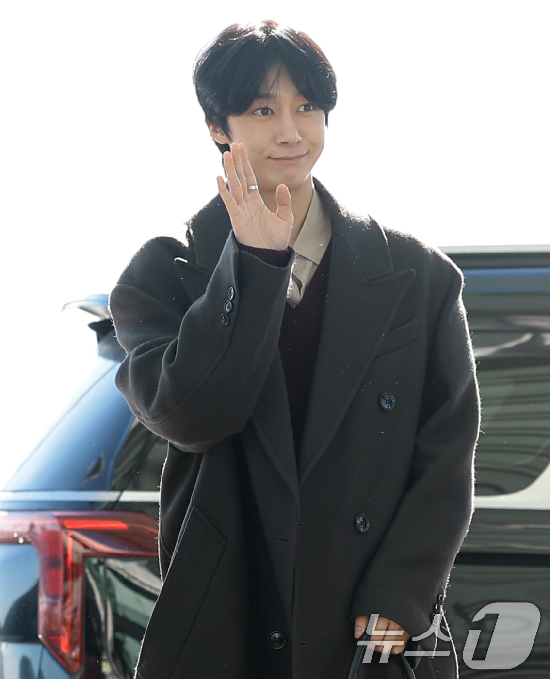 (인천공항=뉴스1) 권현진 기자 = 몬스타엑스 형원이 해외 일정을 위해 5일 인천국제공항을 통해 대만으로 출국하고  있다. 2025.12.5/뉴스1