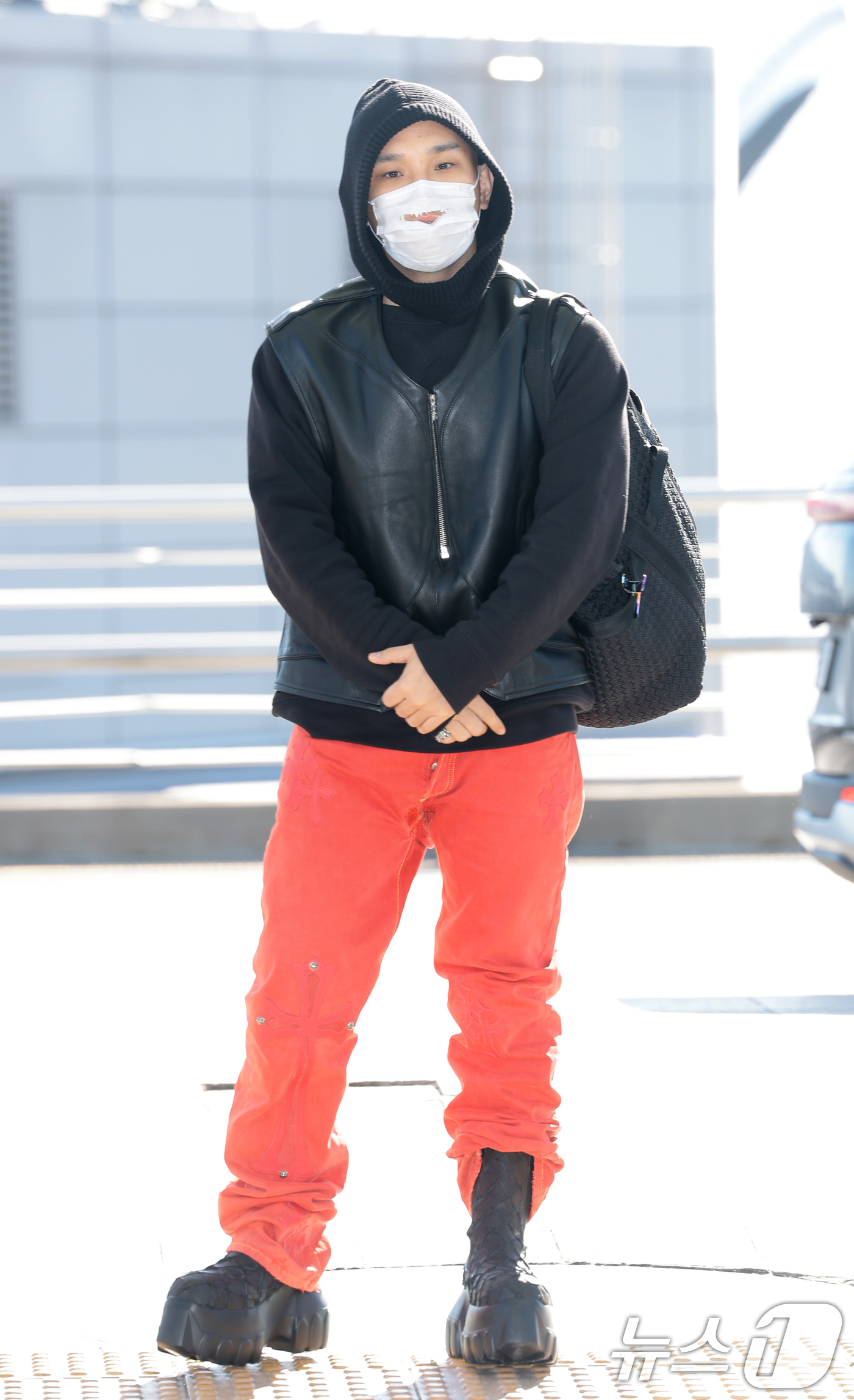 (인천공항=뉴스1) 권현진 기자 = 가수 겸 프로듀서 범주가 해외 일정을 위해 5일 인천국제공항을 통해 대만으로 출국하고  있다. 2025.12.5/뉴스1