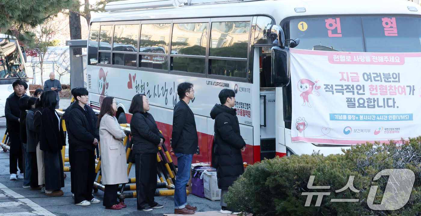 (대전=뉴스1) 김기태 기자 = 대전 중구청 직원들이이 5일 대전 중구청에서 동절기 혈액수급 안정화를 위해 단체헌혈을 하기 위해 기다리고 있다. 중구는 최근 혈액 보유량이 감소함에 …