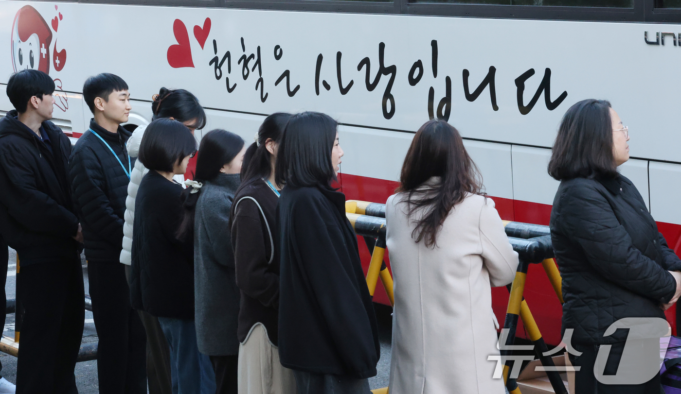 (대전=뉴스1) 김기태 기자 = 대전 중구청 직원들이이 5일 대전 중구청에서 동절기 혈액수급 안정화를 위해 단체헌혈을 하기 위해 기다리고 있다. 중구는 최근 혈액 보유량이 감소함에 …