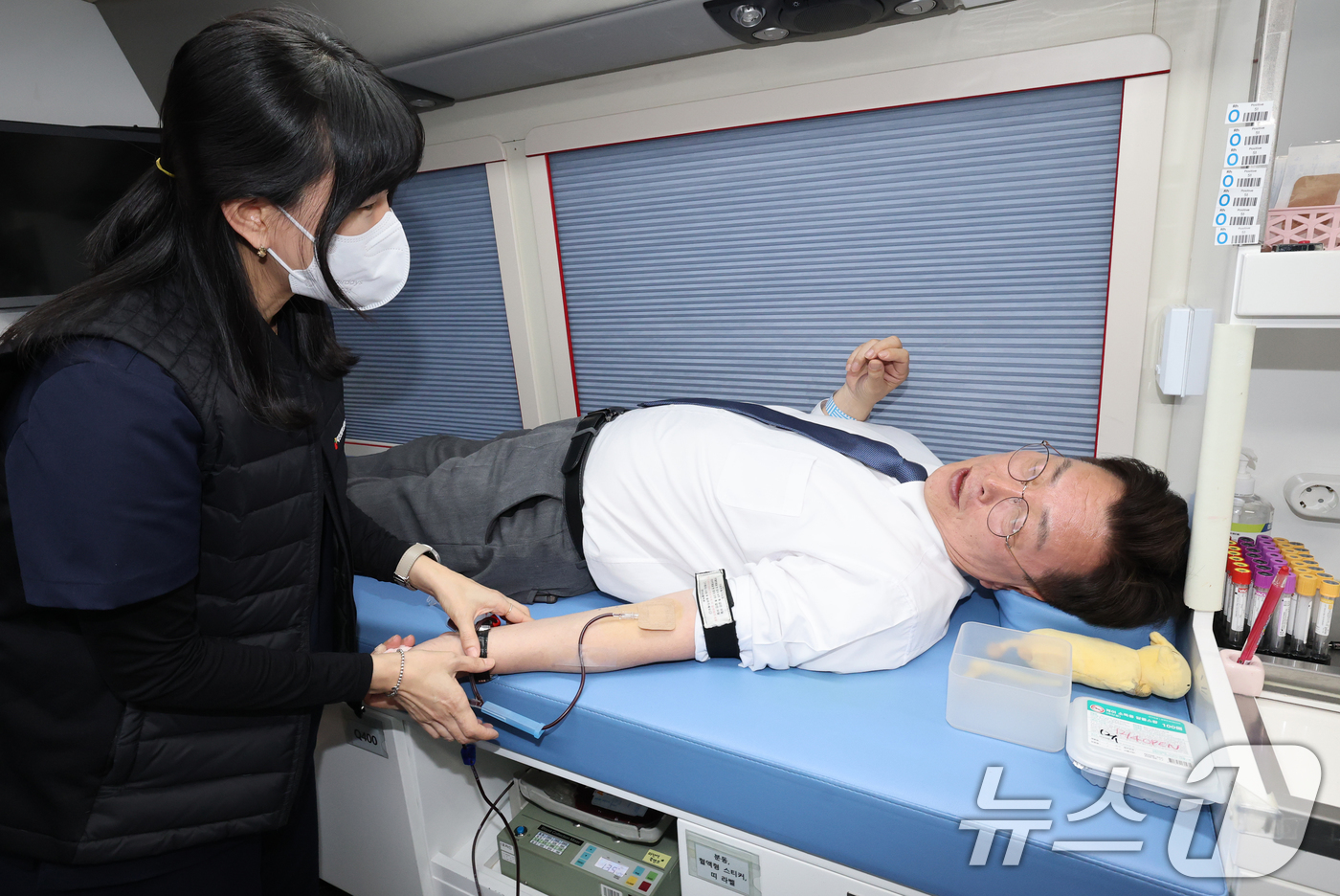 (대전=뉴스1) 김기태 기자 = 김제선 대전 중구청장이 5일 대전 중구청에서 동절기 혈액수급 안정화를 위해 단체헌혈을 하고 있다. 중구는 최근 혈액 보유량이 감소함에 따라 지역사회 …