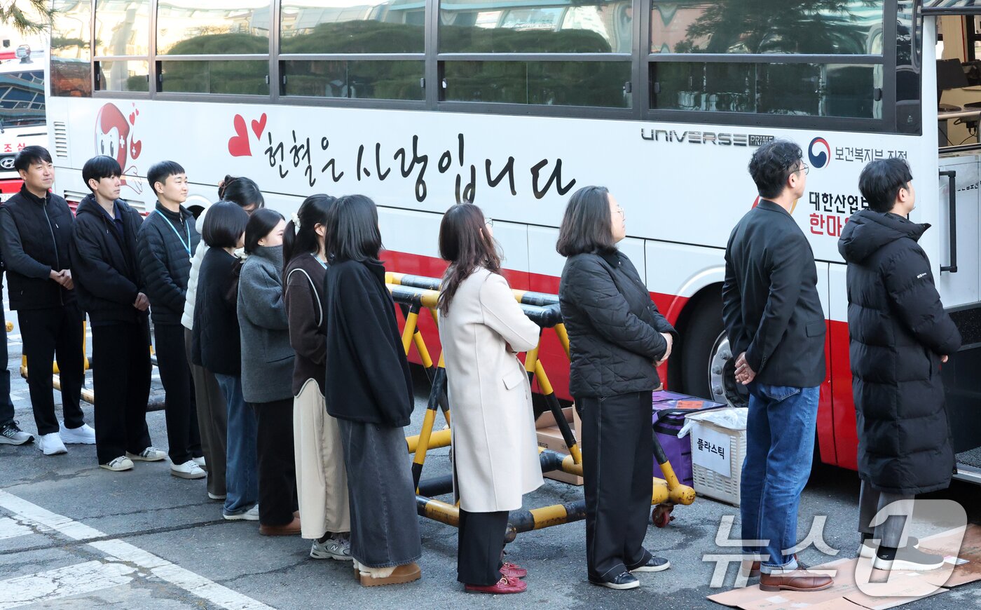 본문 이미지 - 대전 중구청 직원들이이 5일 대전 중구청에서 동절기 혈액수급 안정화를 위해 단체헌혈을 하기 위해 기다리고 있다. 중구는 최근 혈액 보유량이 감소함에 따라 지역사회의 적극적인 참여를 통해 안정적인 혈액공급을 지원하고, 생명나눔 문화 확산에 기여하기 위해 단체 헌혈을 마련했다. 2025.12.5/뉴스1 ⓒ News1 김기태 기자