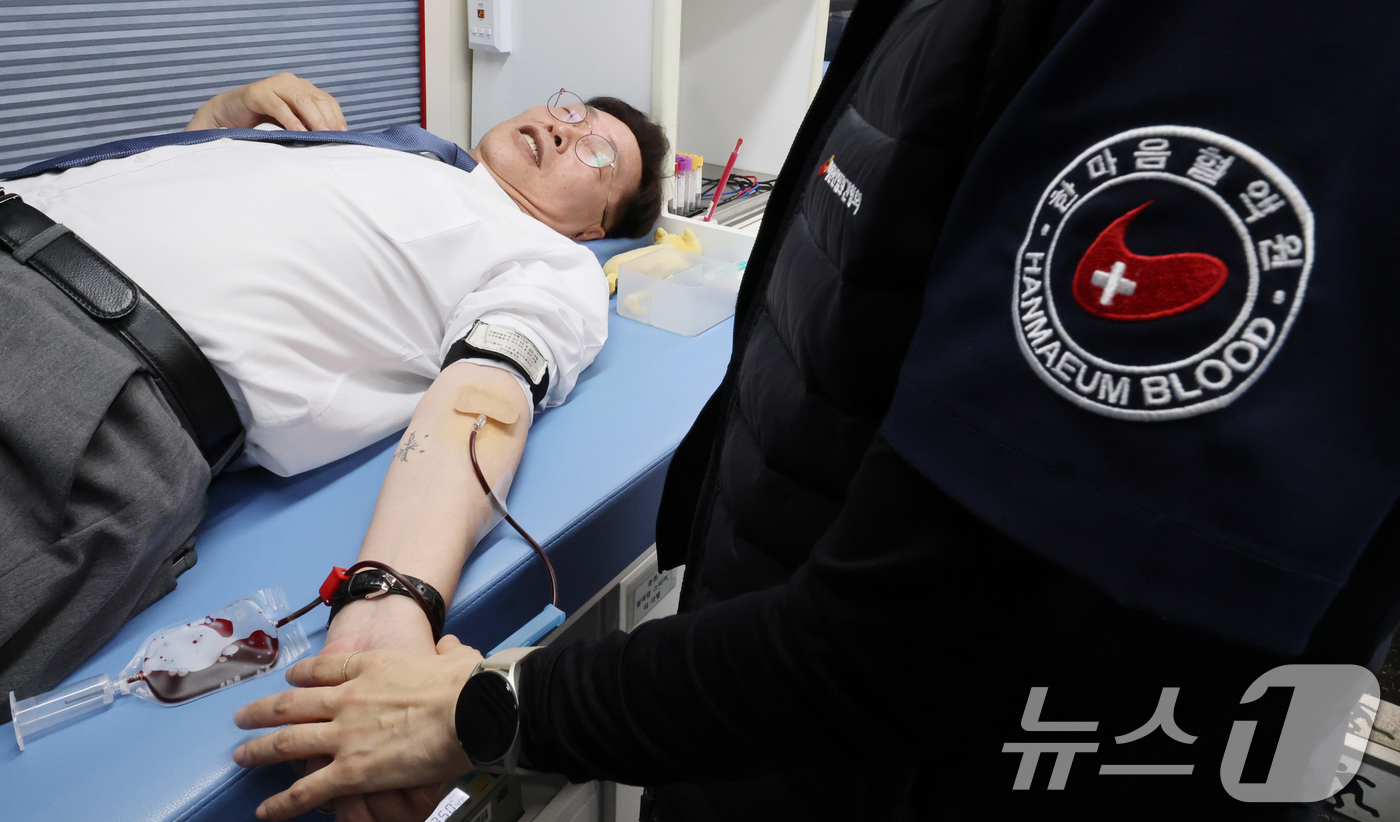 (대전=뉴스1) 김기태 기자 = 김제선 대전 중구청장이 5일 대전 중구청에서 동절기 혈액수급 안정화를 위해 단체헌혈을 하고 있다. 중구는 최근 혈액 보유량이 감소함에 따라 지역사회 …