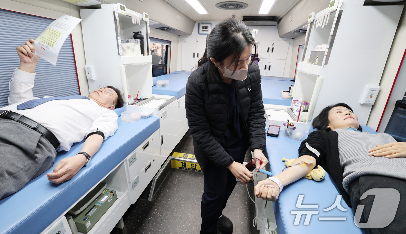 (대전=뉴스1) 김기태 기자 = 김제선 대전 중구청장과 직원들이 5일 대전 중구청에서 동절기 혈액수급 안정화를 위해 단체헌혈을 하고 있다. 중구는 최근 혈액 보유량이 감소함에 따라 …