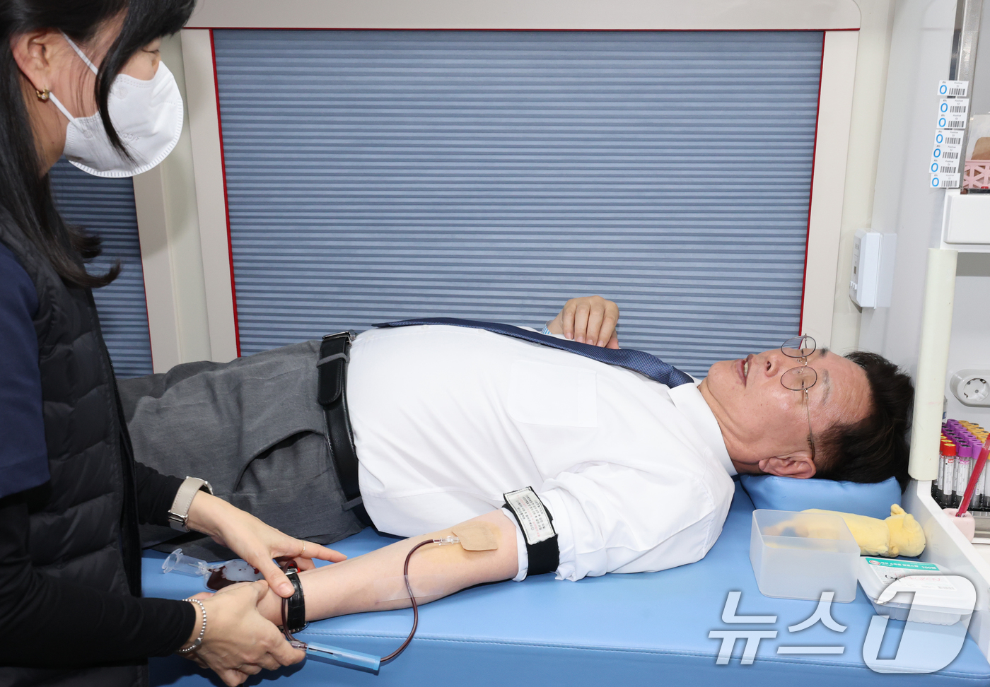 (대전=뉴스1) 김기태 기자 = 김제선 대전 중구청장이 5일 대전 중구청에서 동절기 혈액수급 안정화를 위해 단체헌혈을 하고 있다. 중구는 최근 혈액 보유량이 감소함에 따라 지역사회 …