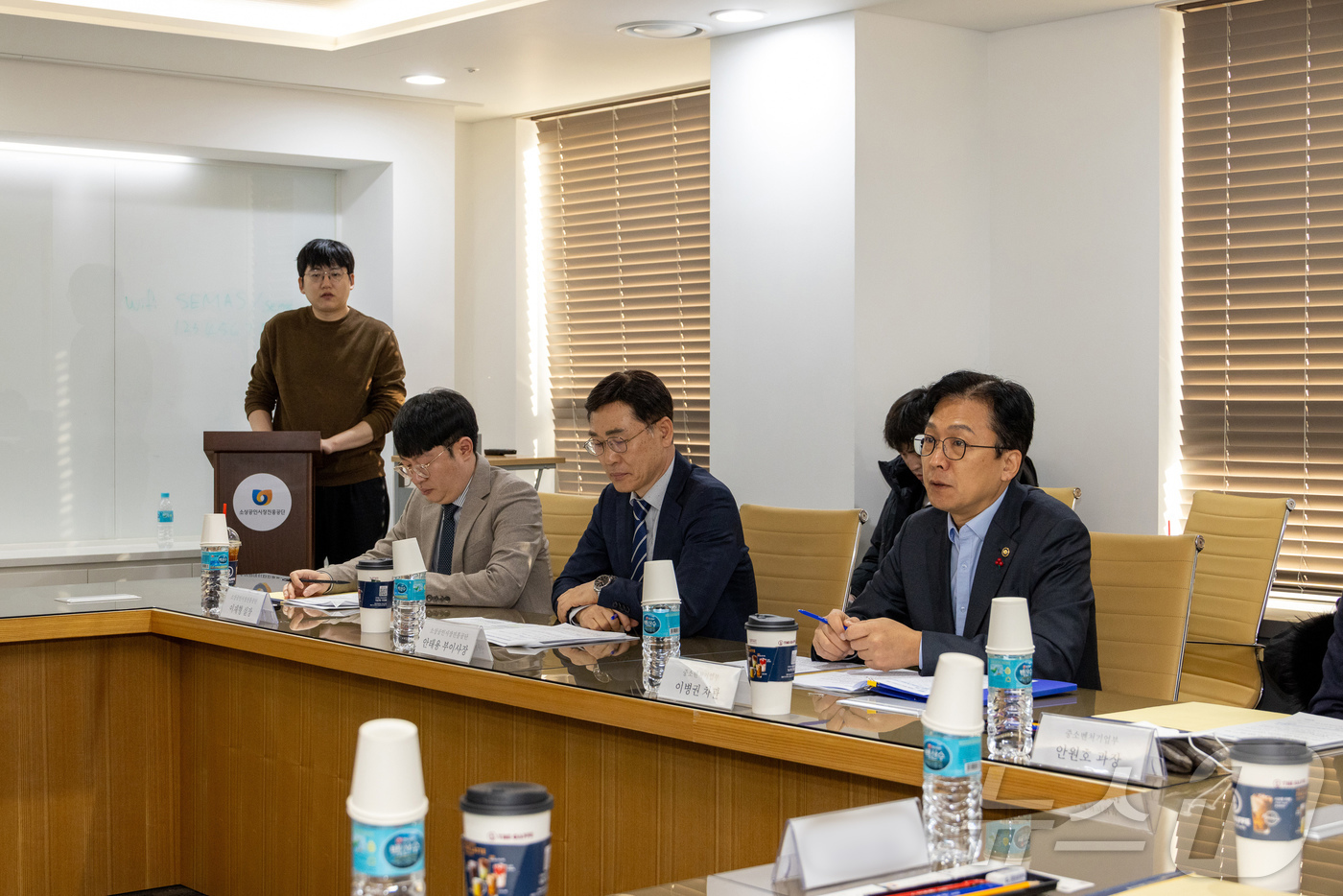 (서울=뉴스1) = 이병권 중소벤처기업부 제2차관이 5일 오전 서울 마포구 드림스퀘어에서 열린 '홈플러스 입점 소상공인 간담회'에서 현장 의견을 듣고 있다. (중소벤처기업부 제공. …