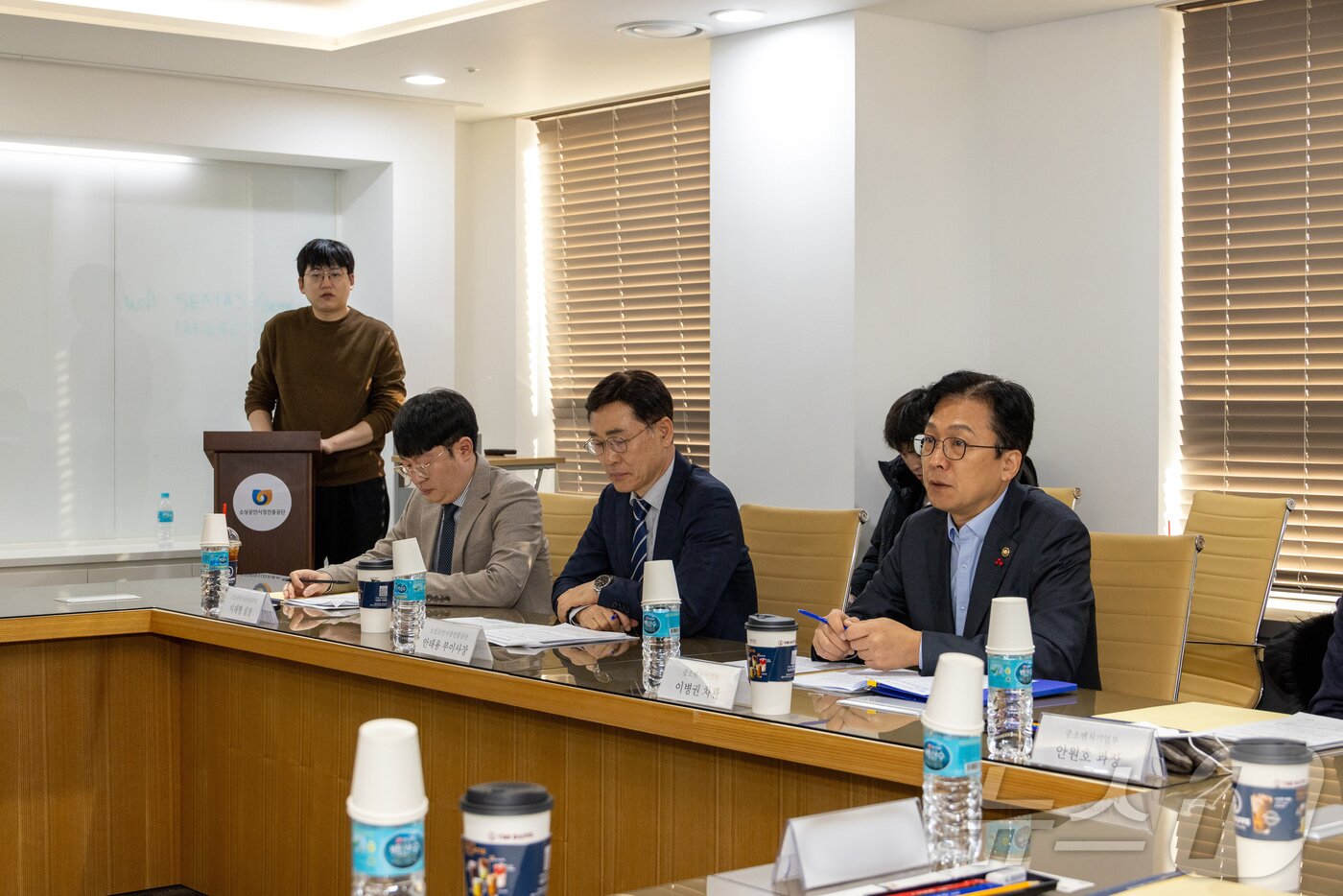 본문 이미지 - 이병권 중소벤처기업부 제2차관이 5일 오전 서울 마포구 드림스퀘어에서 열린 '홈플러스 입점 소상공인 간담회'에서 현장 의견을 듣고 있다. (중소벤처기업부 제공. 재판매 및 DB 금지) 2025.12.5 ⓒ 뉴스1