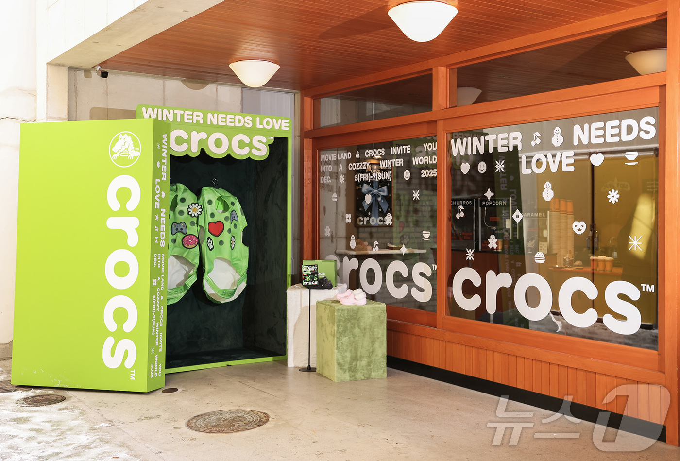 (서울=뉴스1) = 크록스는 12월 5일부터 7일까지 서울 성수동 프라이빗 시네마 무비랜드(Movie Land)에서 오프라인 브랜드 캠페인 ‘사랑이 필요한 계절’(WINTER NE …