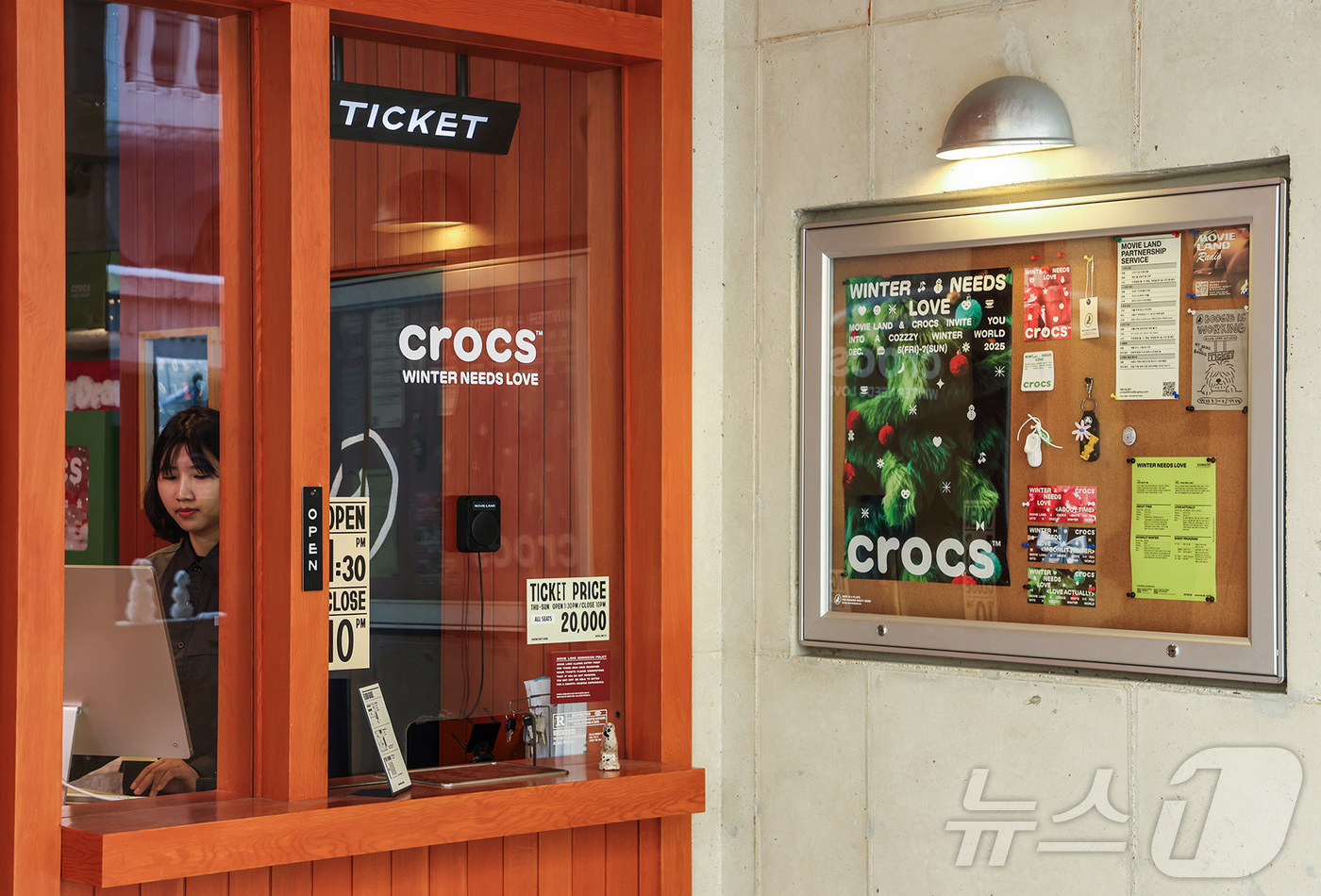 (서울=뉴스1) = 크록스는 12월 5일부터 7일까지 서울 성수동 프라이빗 시네마 무비랜드(Movie Land)에서 오프라인 브랜드 캠페인 ‘사랑이 필요한 계절’(WINTER NE …