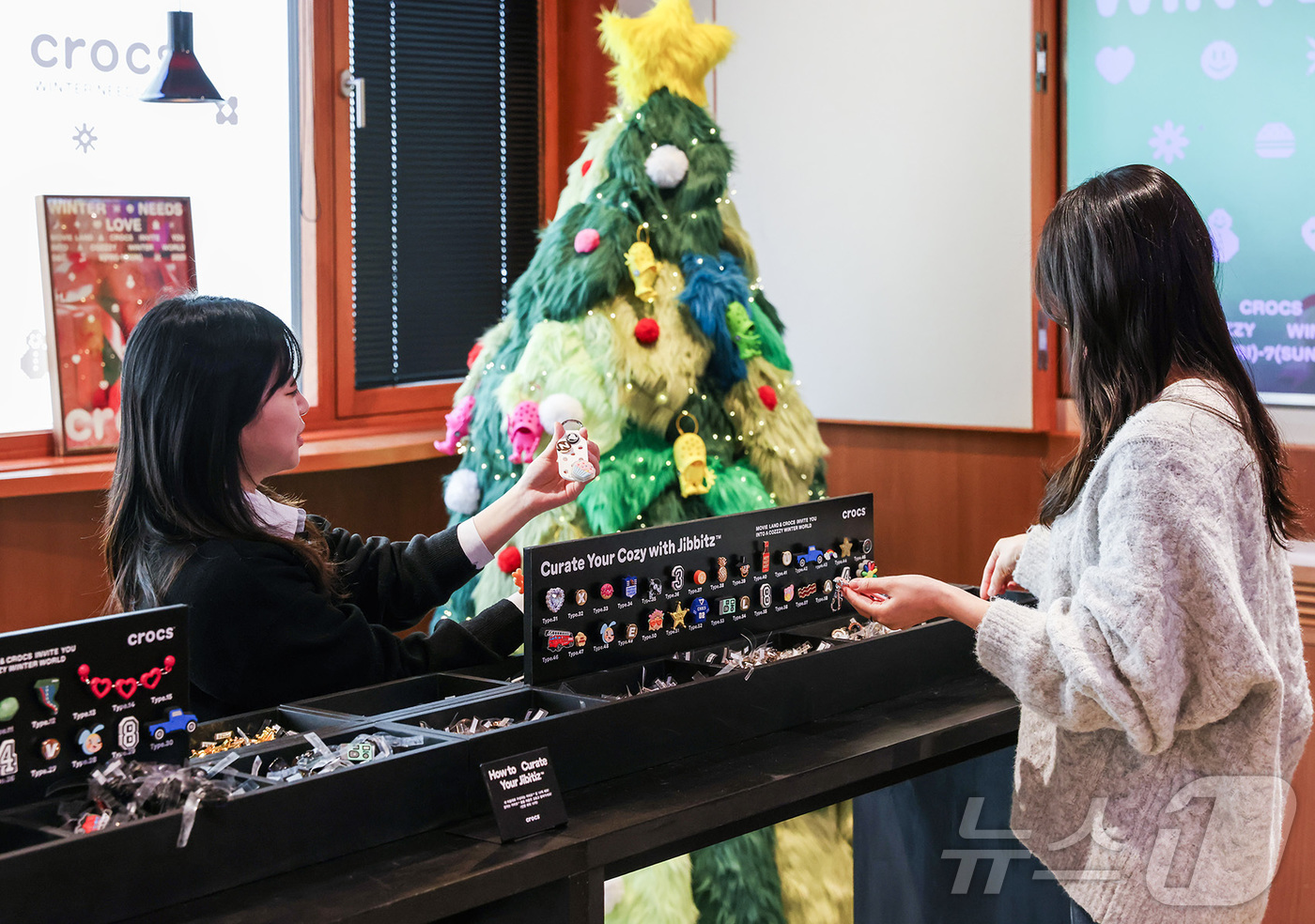 (서울=뉴스1) = 크록스는 12월 5일부터 7일까지 서울 성수동 무비랜드(Movie Land)에서 오프라인 캠페인 ‘사랑이 필요한 계절’(WINTER NEEDS LOVE)을 진행 …