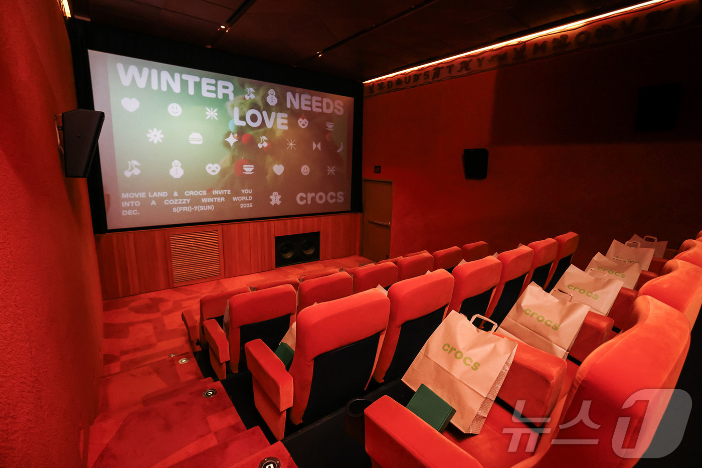 (서울=뉴스1) = 12월 5일부터 7일까지 성수 무비랜드(Movie Land)에서 진행되는 크록스의 사랑이 필요한 계절(WINTER NEEDS LOVE)에서는 윤희에게, 러브 액 …