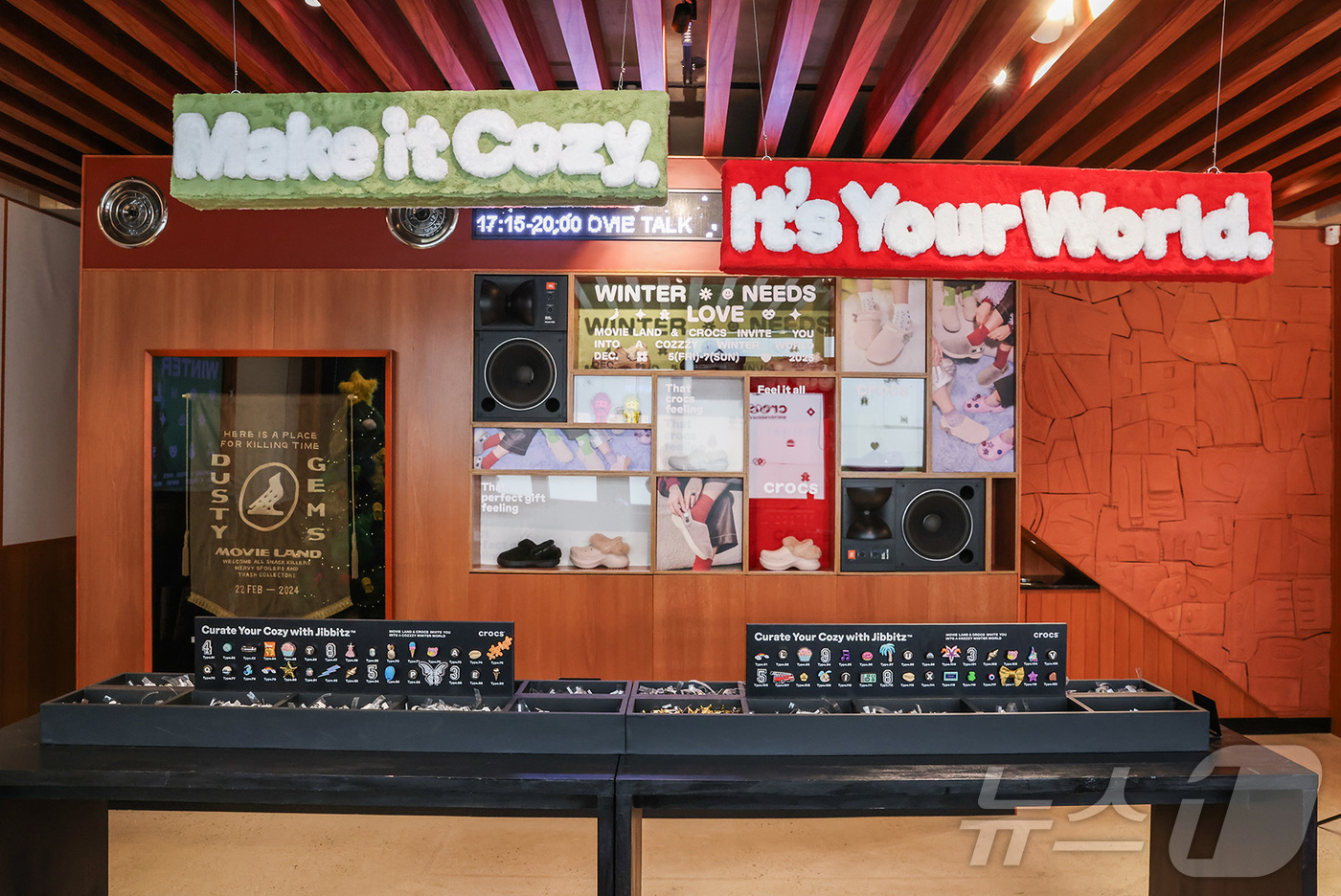 (서울=뉴스1) = 12월 5일부터 7일까지 서울 성수동 무비랜드(Movie Land)에서 크록스가 진행하는 팝업 ‘사랑이 필요한 계절’(WINTER NEEDS LOVE)에서 겨울 …