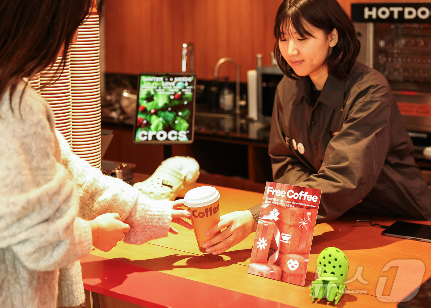 (서울=뉴스1) = 12월 5일부터 7일까지 서울 성수동 무비랜드(Movie Land)에서 진행하는 크록스 팝업 ‘사랑이 필요한 계절’(WINTER NEEDS LOVE) 현장에는 …